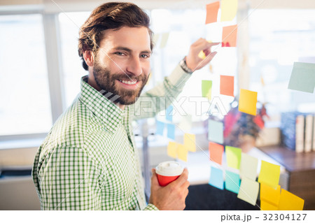 Casual businessman smiling 32304127