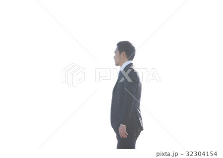 立ち止まるビジネスマン 32304154