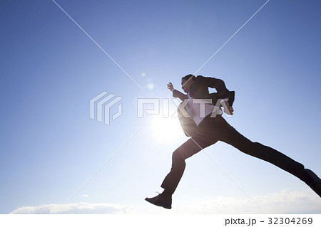 ジャンプするビジネスマン 32304269