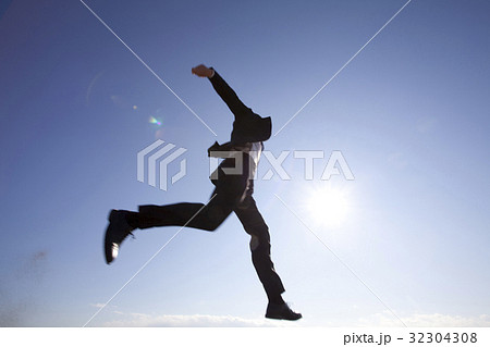 ジャンプするビジネスマン 32304308
