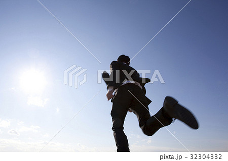 一歩を踏み出すビジネスマン 32304332