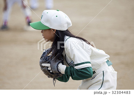 少年野球女子の守備練習の写真素材