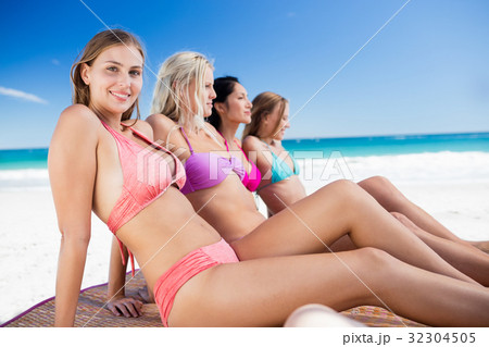 Portrait of friends posing at the beach 32304505