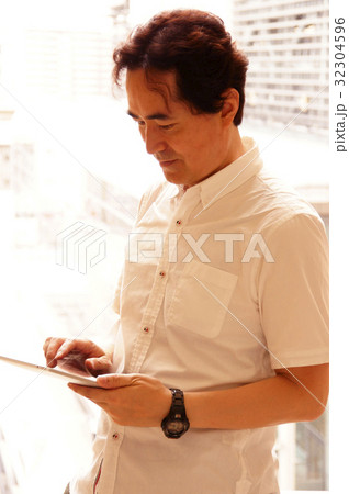 タブレット型コンピュータと男性 タブレット型コンピュータと男性 32304596