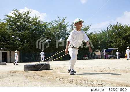 少年野球のタイヤトレーニングの写真素材 [32304809] - PIXTA