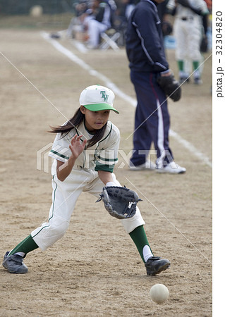 少年野球女子の守備練習の写真素材