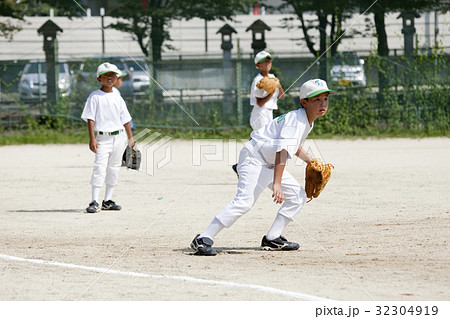 少年野球の守備練習の写真素材