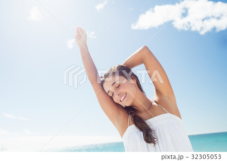 Portrait of smiling woman on the beach 32305053
