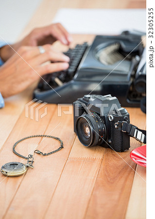 Hipster using type writer Hipster using type writer 32305255