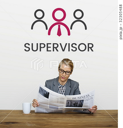 Businesswoman with illustration of leadership business organization 32305488