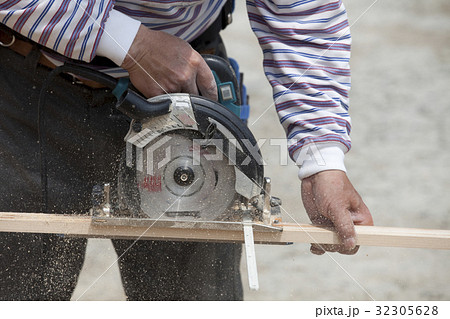 電動のこぎりを使う大工 32305628