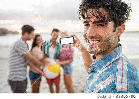 Friends taking a picture 32305780