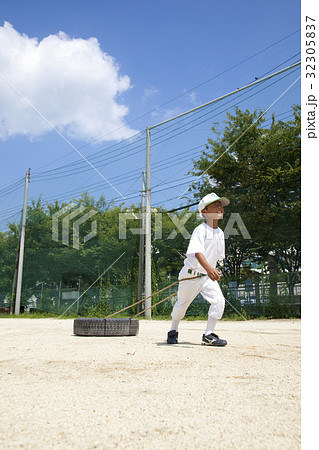 少年野球のタイヤトレーニングの写真素材