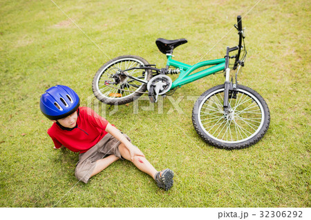 Young boy falling of his bike Young boy falling of his bike 32306292