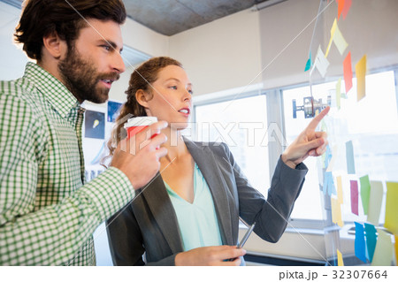 Thoughtful businesspeople 32307664