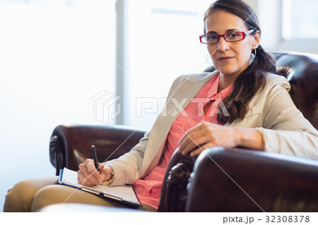 Woman psychologist sitting down 32308378