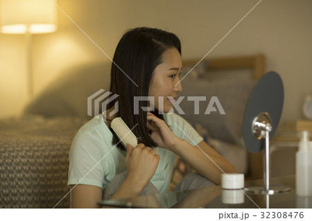 若い女性 ヘアケア 若い女性 ヘアケア 32308476