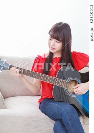 ギター弾く若い女性 ギター弾く若い女性 32310913