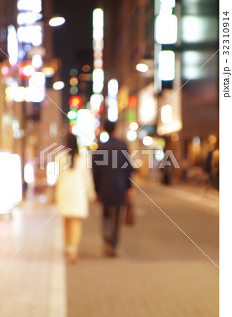 夜の繁華街を歩く男女 夜の繁華街を歩く男女 32310914
