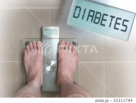 Man's feet on weight scale - Diabetes 32311794