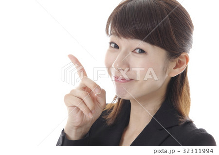 指さしポーズの女性 32311994