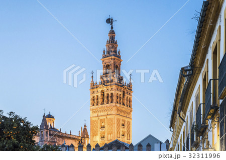 ライトアップされたヒラルダの塔 ライトアップされたヒラルダの塔 32311996