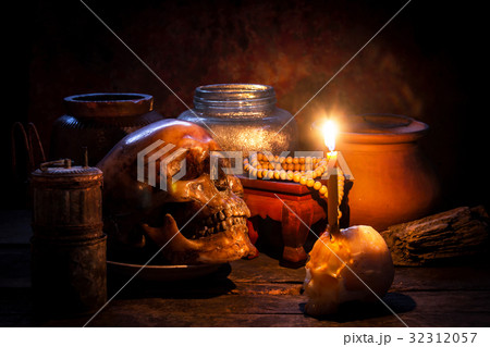 Skull and candle with candlestick on wooden Skull and candle with candlestick on wooden 32312057