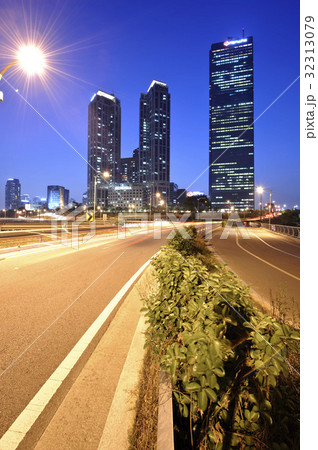 高層ビル 道路 夜景 32313079
