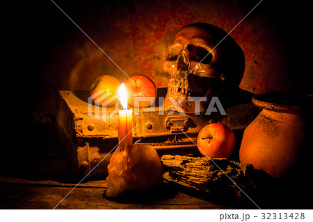 Skull and candle with candlelight on wooden  32313428