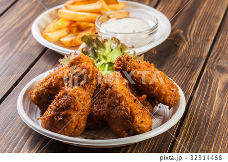 Crisp crunchy chicken wings with chips 32314488