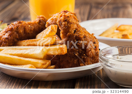 Crisp crunchy chicken wings with chips Crisp crunchy chicken wings with chips 32314490