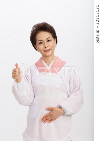 割烹着の女性 32315121