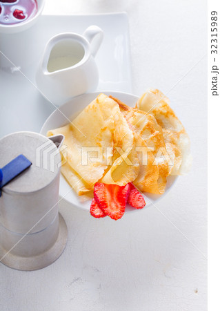 Crepes with strawberries and coffee 32315989