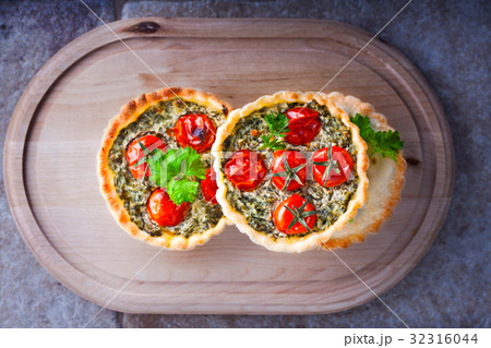 Mini Spinach Quiche 32316044