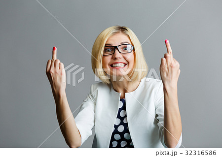 Smiling blonde shows middle finger Smiling blonde shows middle finger 32316586