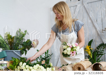 Photo of woman making bouquet Photo of woman making bouquet 32316606
