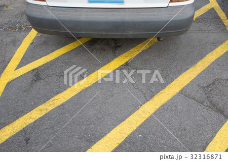 Parking car on yellow line cross zone. 32316871