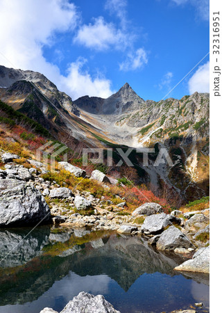 北アルプス 晩秋の槍ヶ岳 天狗池に映る逆さ槍の写真素材 [32316951 