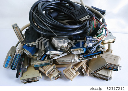 パソコン用ケーブルコネクタの山 32317212