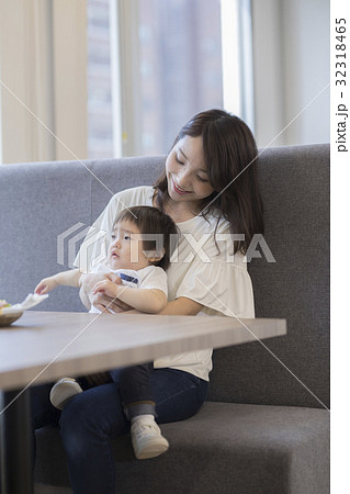 息子とカフェでくつろぐお母さん。 息子とカフェでくつろぐお母さん。 32318465