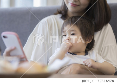 息子とカフェでくつろぐお母さん。 32318470