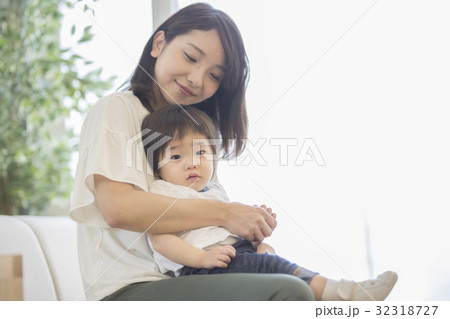 息子をあやすママ 息子をあやすママ 32318727