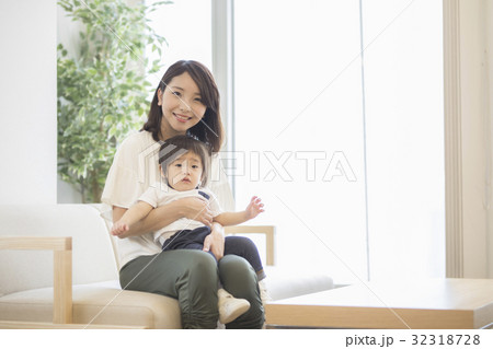息子をあやすママ 息子をあやすママ 32318728