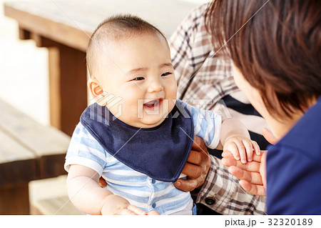 赤ちゃんの笑い顔とお母さんの写真素材 3231