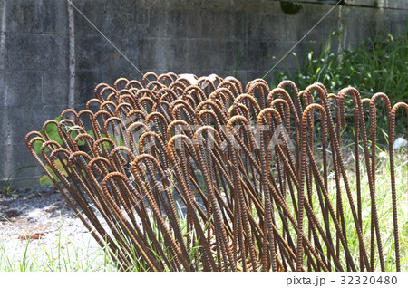 錆びた鉄筋 32320480