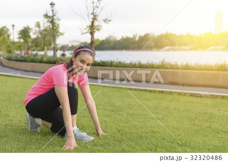 The pretty woman running start pose in the park 32320486
