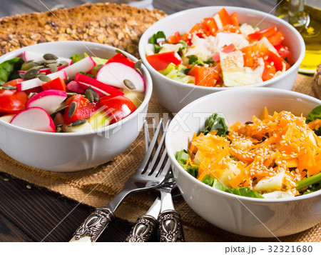 Colorful vegetable salad bowl Colorful vegetable salad bowl 32321680