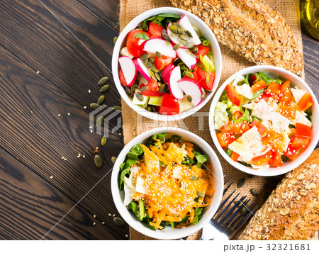 Colorful vegetable salad bowl 32321681