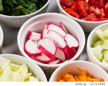 Mix of vegetable bowls for salad or snacks Mix of vegetable bowls for salad or snacks 32321685