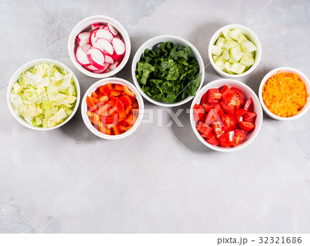 Mix of vegetable bowls for salad or snacks Mix of vegetable bowls for salad or snacks 32321686